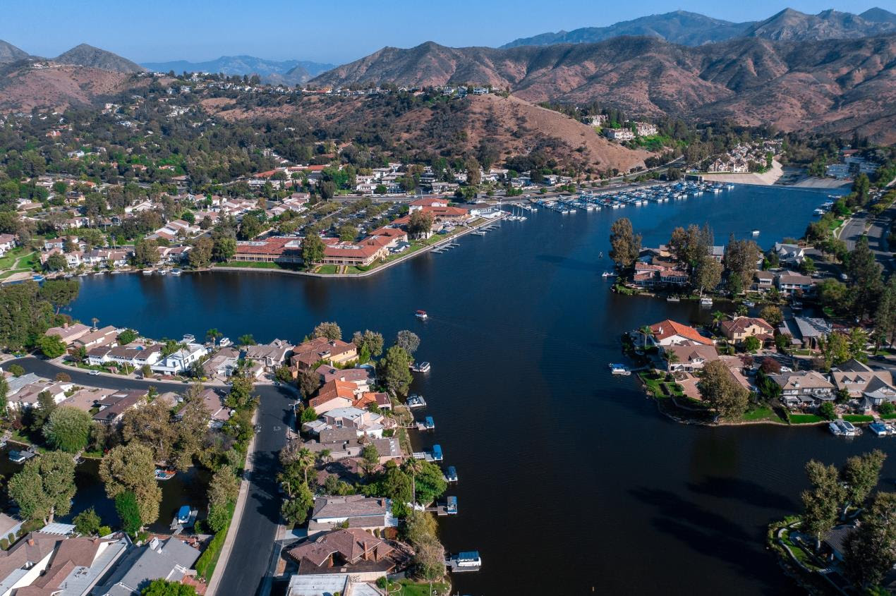 Westlake Village California Aerial. Houses on Lake in Ventura County near Calabasas - Shutterstock